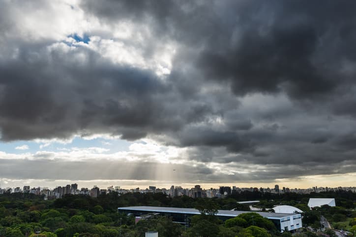 Imagem de destaque da notícia Outubro termina com pancadas localizadas no interior de SP e mais nuvem na capital
