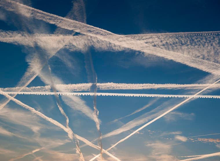 Imagem da notícia Rastros de aviões nos céus escondem ameaça para o clima Imagem da notícia Rastros de aviões nos céus escondem ameaça para o clima